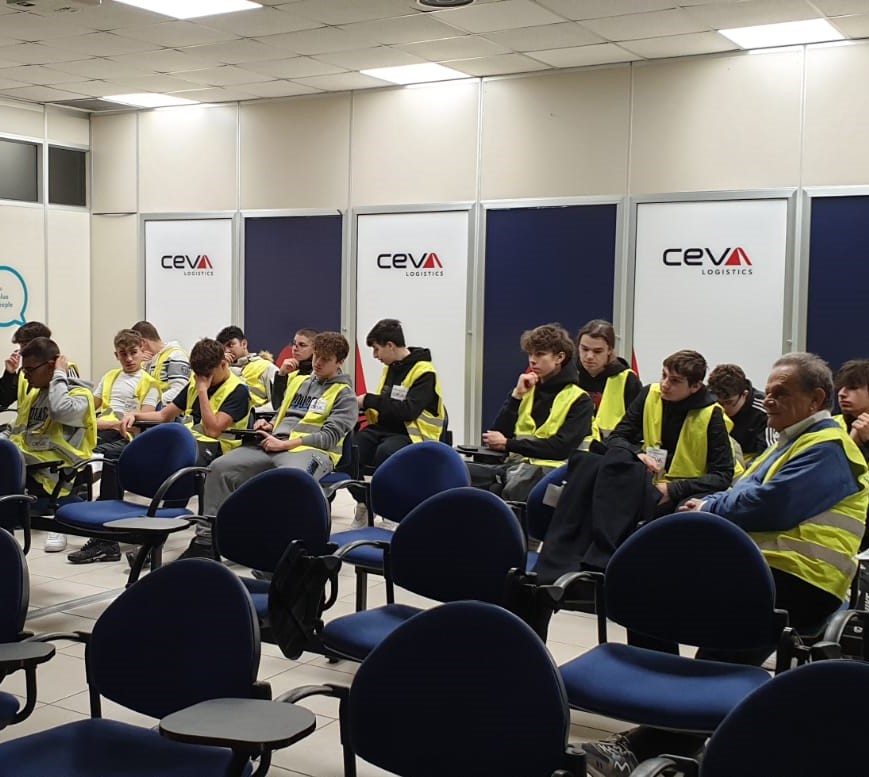 GIOVANI STUDENTI IN VISITA ALLA CEVA LOGISTICS